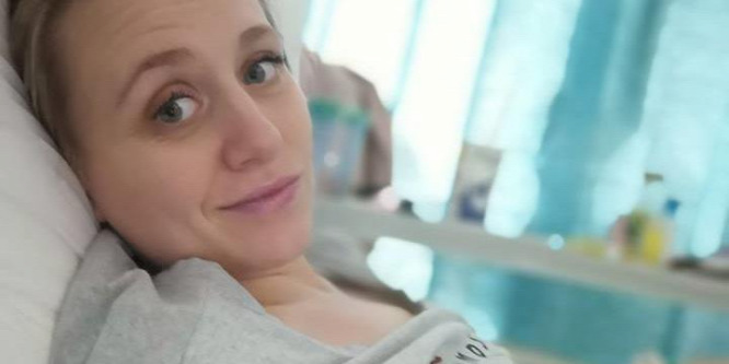 Rendellenes fejlődése miatt kivették a magzatot Bethan Simpson méhéből, megműtötték és visszahelyezték