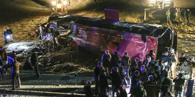 Brutális baleset Macedóniában: 13-an meghaltak egy felborult buszban az autópályán