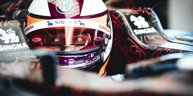 Csapattársa személyesen vitte az utolsó alkatrészt Räikkönen autójához