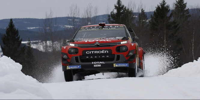 Óriási bukást fogott meg a finn versenyző a Svéd Rallyn