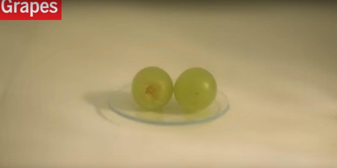 Ezt történt, miután valaki két szőlőszemet tett a mikróba – videó