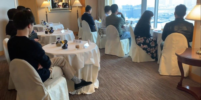 Japánban az emberek helyett robotok beszélgetnek a randikon