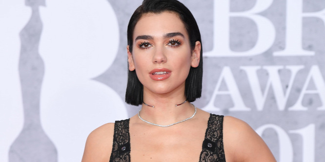 Bikiniben szexizett barátnőivel Dua Lipa