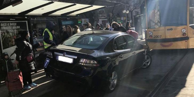 Tanuló vezető hajtott a 4-es, 6-os villamos megállójába