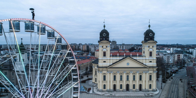 Mozgó óriáskeréken sétált az Esernyős Ember!