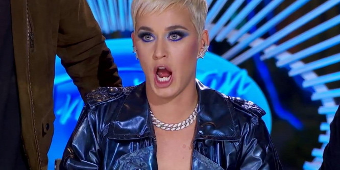 Nézze meg, hogy eszi zacskóstul a chipset Katy Perry
