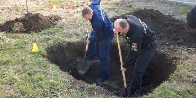 Így ásták ki egy gyilkosság áldozatának holttestét a rendőrök - videó