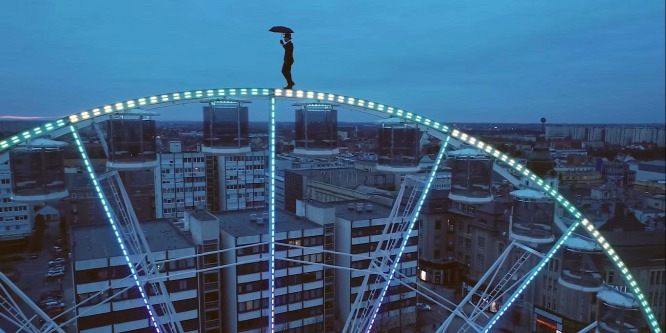 Óriáskerék tetején sétált az Esernyős Ember – videó