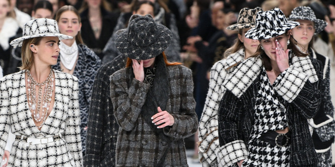 Bemutatták Karl Lagerfeld utolsó kollekcióját: sírtak a modellek a Chanel kifutóján