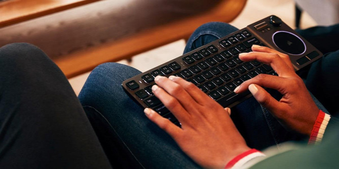 Tapipados és joystickos billentyűzetet készített a Corsair