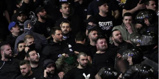 Hatalmas balhé a román kézimeccsen - videó
