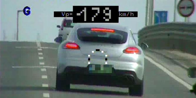 179 km/h-val süvített el egy autós a rendőrök mellett