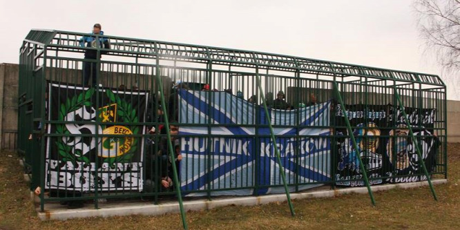 Ketrecbe zárták a lengyel focimeccsen a vendégszurkolókat