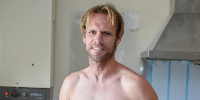 Naturistának vallja magát Robert Jenner, aki még a szereléshez sem öltözik fel (18+)