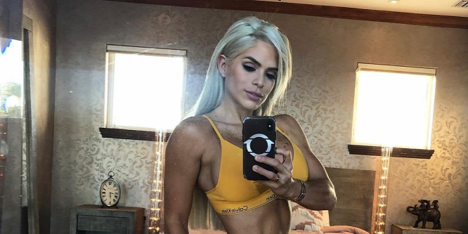 Michelle Lewin fitneszmodell fenekét megharapta egy strandmalac