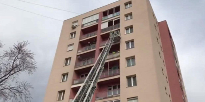 Kizárta a hetedik emeleti lakásból a rá vigyázó nagyszülőt egy 16 hónapos gyerek