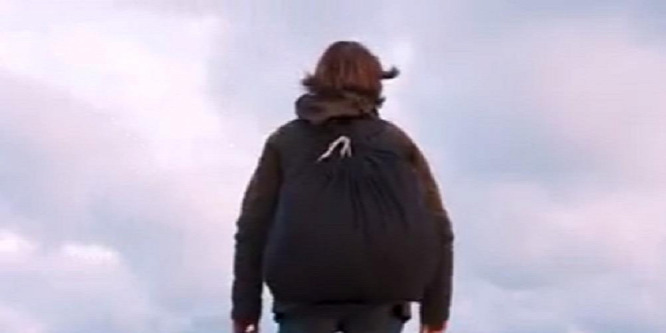 Meztelenül ugrott le a szikláról az extrém sportoló, bizarr felvételt készített - videó