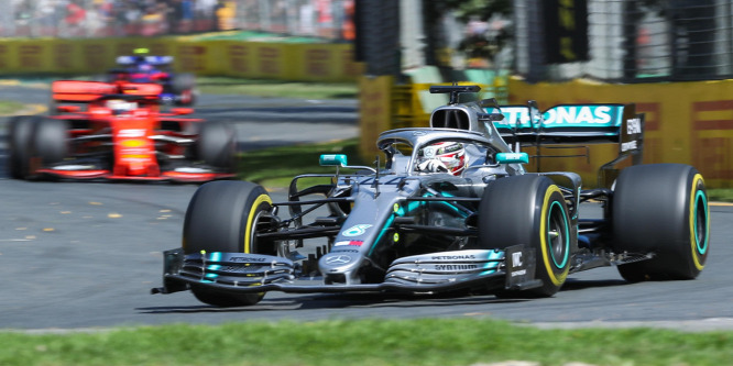 Hamilton nemcsak a Ferraritól, a Red Bulltól is védi a vb-címét