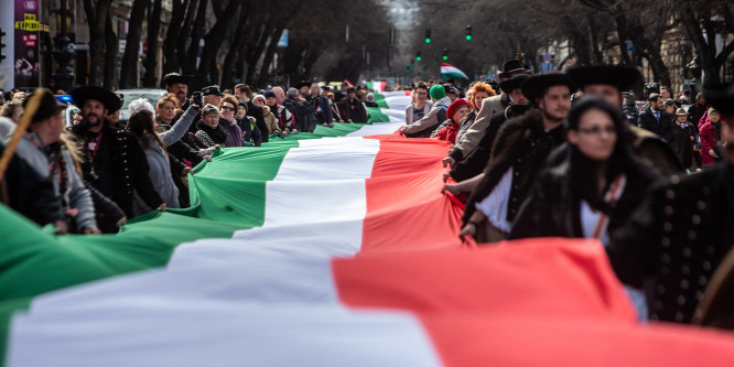 Drónfelvétel készült a rekordhosszúságú magyar zászló kifeszítéséről - videó