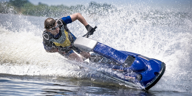 Akkora eső volt Angliában, hogy az utcán jet skizett egy férfi – Videó