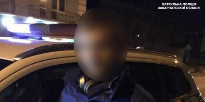 Késsel és kábítószerrel a zsebében biciklizett egy férfi, elfogták