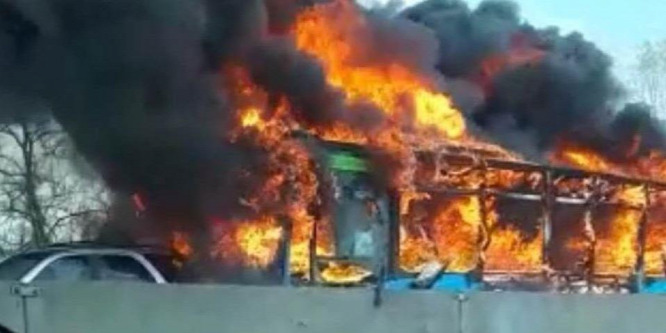 Iskolabuszt gyújtott fel egy migráns sofőr Milánó mellett - videó