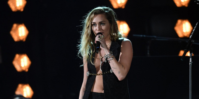 Miley Cyrusra haragszanak a rajongók: veszélybe sodort egy fát