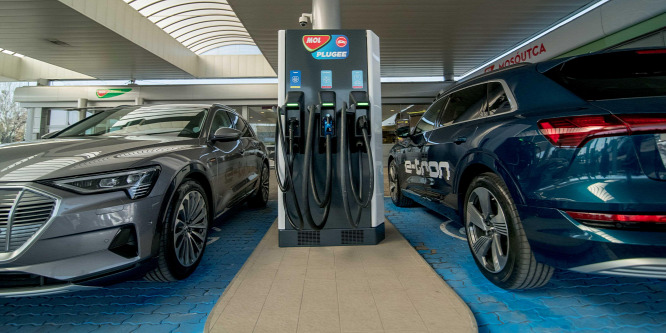 30 perc alatt feltölt egy elektromos autót a MOL első ultragyors töltője