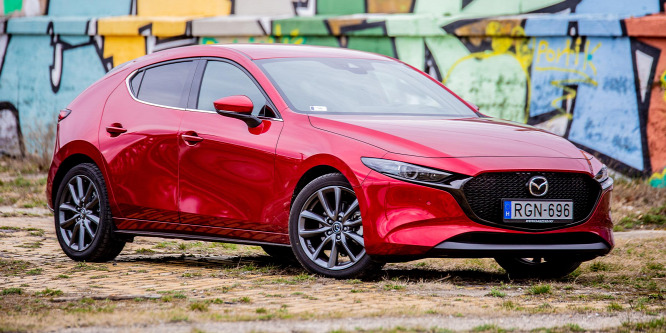 Az octaviások legyintenek rá, de ez a kategória titkos tippje - Mazda3 2.0 teszt