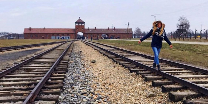 Kegyeletsértő-e egyensúlyozni az Auschwitzba vezető síneken?
