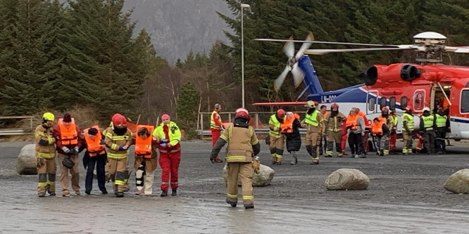 Helikopterrel mentették ki a norvég partoknál elszabadult luxushajó, a Viking Sky utasait