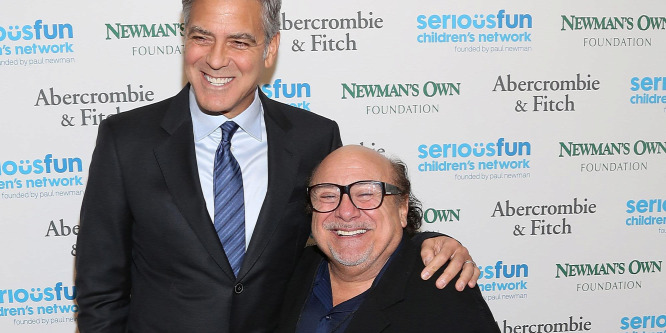 Danny DeVito George Clooney-val rúgott ki a hámból