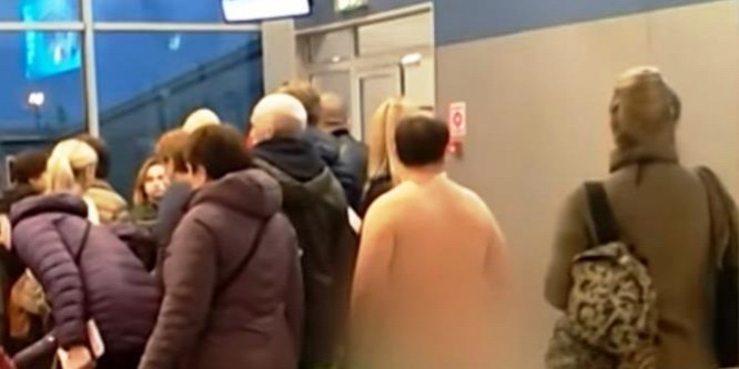 Meztelenül akart felszállni a repülőre egy utas – videó
