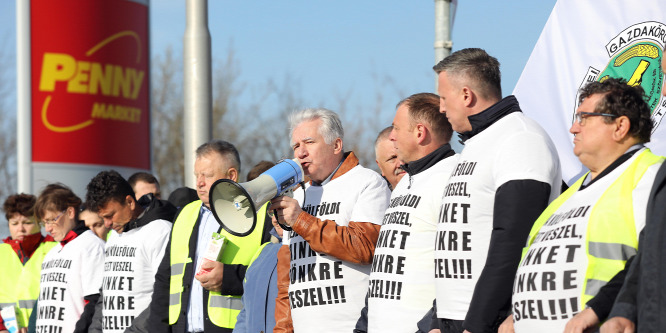 Tejtermelők tüntettek a Penny Market központjánál