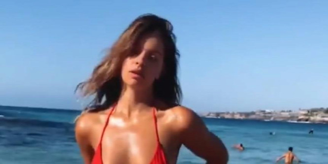 Pocakos bácsi zavarta meg a bikinis modell fotózását – Vicces videó