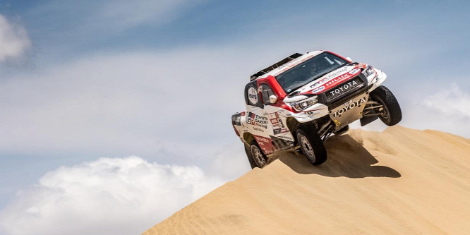 Alonso boldogan szállt ki a Dakar-Toyotából