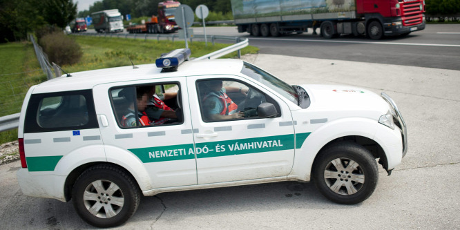 Milliárdos kárt okozó, szójakereskedő áfacsalókat fülelt le a NAV