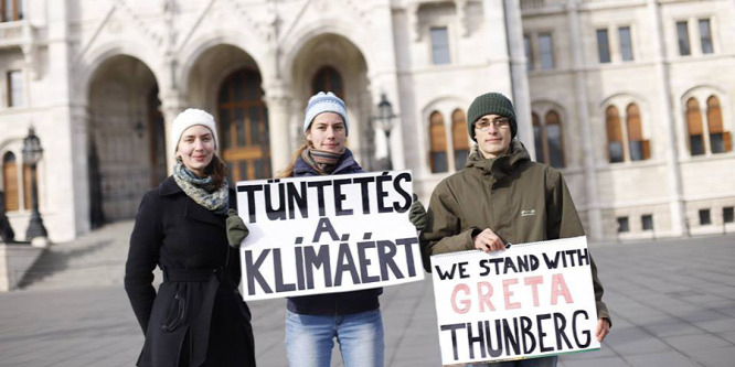Magyar egyetemisták, akik a Parlament előtt a klímaváltozás ellen tüntetnek