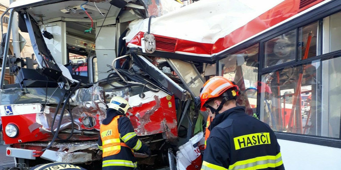 Súlyos közlekedési baleset Brno belvárosában, rengeteg a sérült