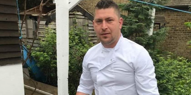 II. Erzsébet királynő kitünteti a londoni terroristát leütő román péket