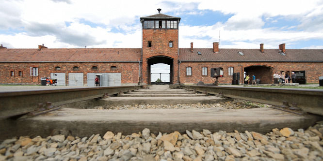 Tíz évet is kaphat egy turista, mert lopni akart Auschwitzból