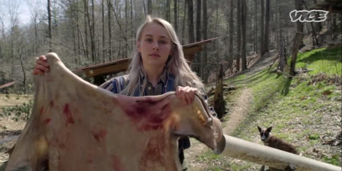 Maddie Roark, a 17 éves lány teljesen önellátóan él a vadonban
