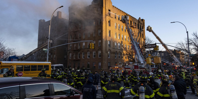 Tizenkilenc tűzoltó sérült meg egy New York-i tűzben - videó
