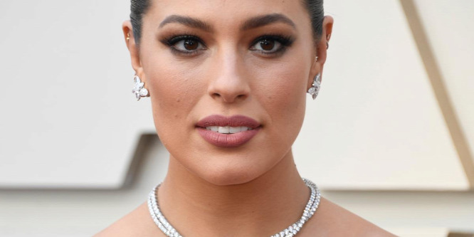 Ashley Graham egészen közelrl mutatta tejtl duzzadó melleit - Fotó