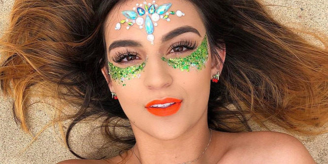 Csak glitter takarja a nők melleit – fotók