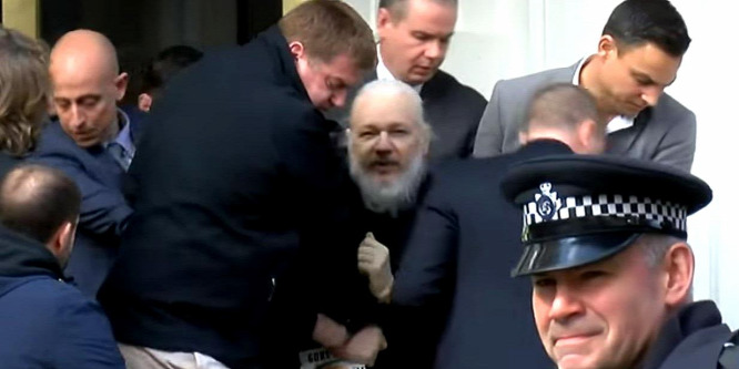 Ecuadori elnök: Assange kémközpontot működtetett Londonban