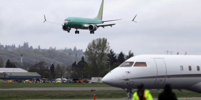 Újra a levegben néhány problémás Boeing-gép, miközben perlik a céget