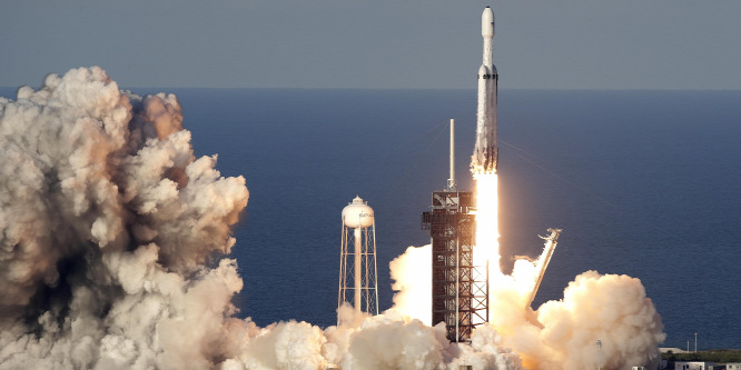 Látványos videó a Falcon Heavy óriásrakéta felbocsátásáról