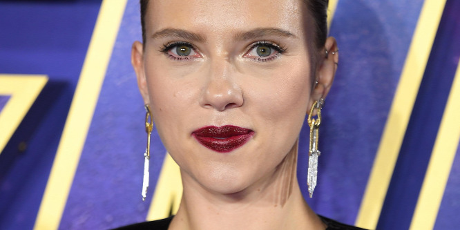Kivágott ruhában pózolt Scarlett Johansson – Fotó