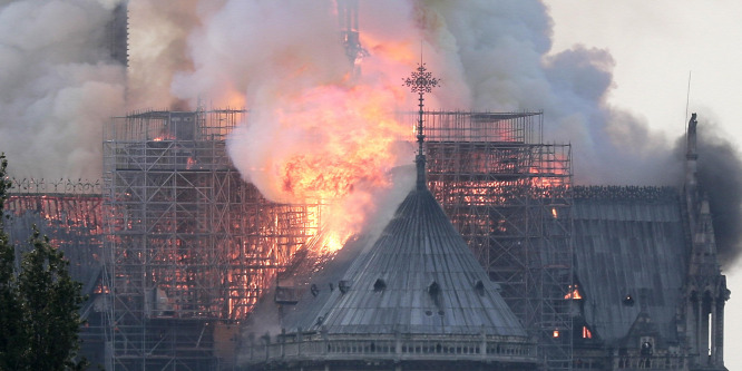 Lángokban áll a párizsi Notre-Dame: sokkoló felvételek